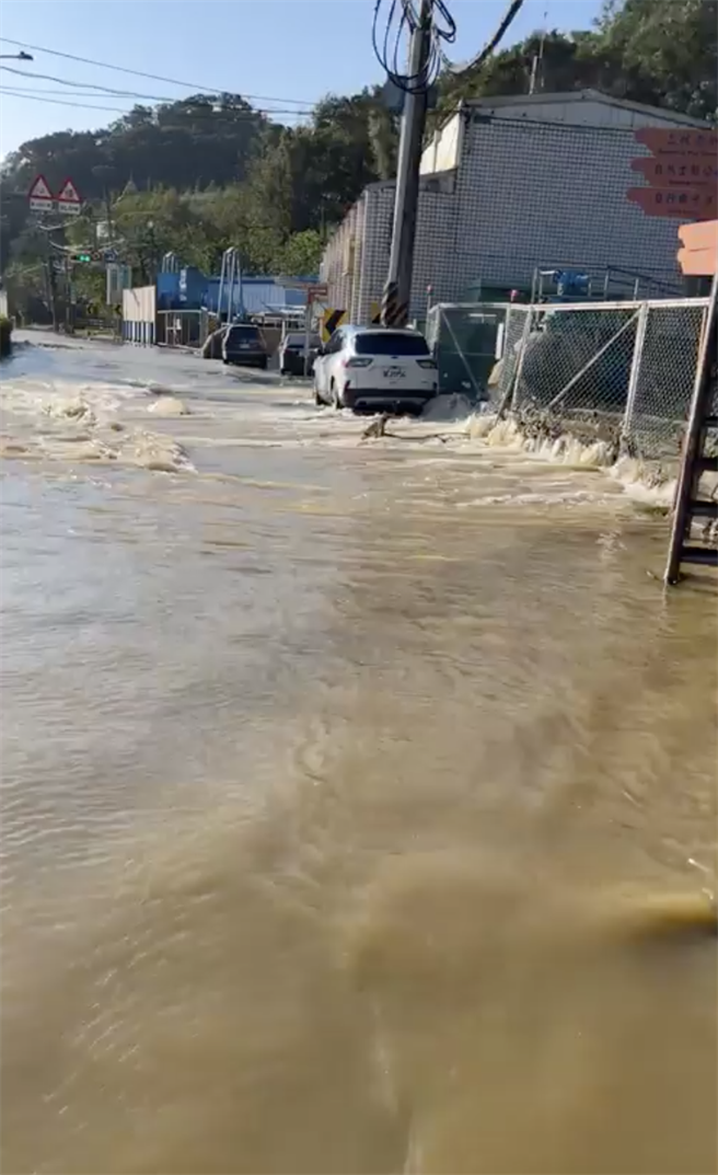 淹水现场一度造成人车无法通行。（徐玉树提供／蔡明亘桃园传真）