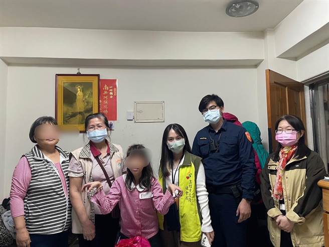 高雄新兴员警偕社会局社工、当地里长前往黄女一家送物资，盼黄女一家能过个好年。（翻摄照片／崔正纲高雄传真）