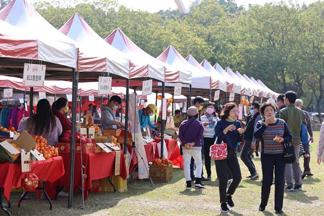 云林县「斗六茂谷柑节及年货市集」登场，促销2天民眾揪团採购。（云林县政府提供／张朝欣云林传真）