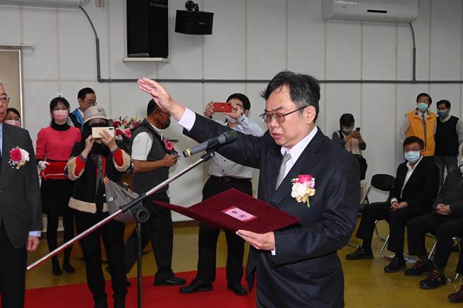 台湾中油炼制事业部执行长许晋荣7日走马上任，宣示对工作将清廉守法。（林瑞益摄）