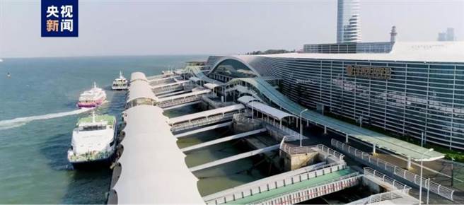 金厦小三通客运航线今復航，80余金门民眾从厦门乘船返乡。（央视新闻截图）