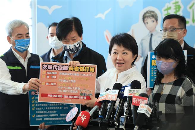 台中市长卢秀燕今天宣布台中市1月将加开2梯次4天次世代疫苗快打站。（张亦惠摄）