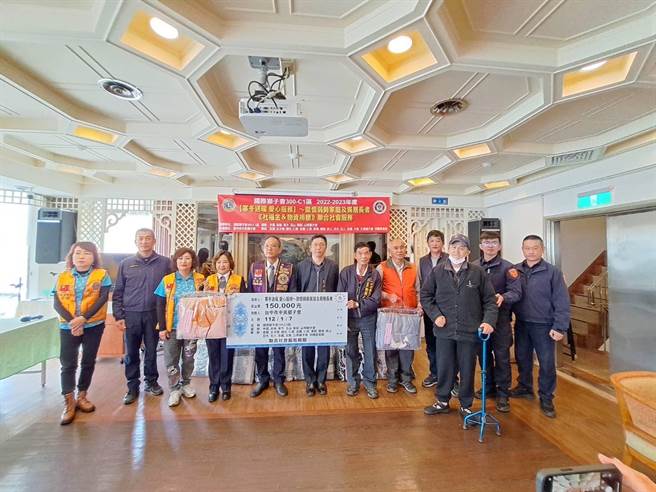 和平警長偕公益團體送愛到偏鄉，視若己親關懷弱勢發送物資。（警方提供）