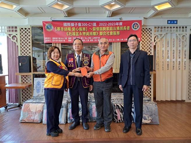 和平警長偕公益團體送愛到偏鄉，視若己親關懷弱勢發送物資。（警方提供）