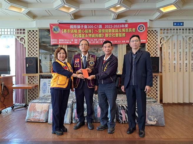 和平警長偕公益團體送愛到偏鄉，視若己親關懷弱勢發送物資。（警方提供）