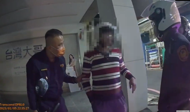 男子酒測時還由員警全程攙扶進行酒測，酒測值竟高達每公升1.21毫克，超過標準值將近5倍。(宋原彰翻攝)