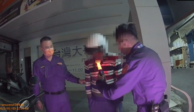 男子酒測時還由員警全程攙扶進行酒測，酒測值竟高達每公升1.21毫克，超過標準值將近5倍。(宋原彰翻攝)
