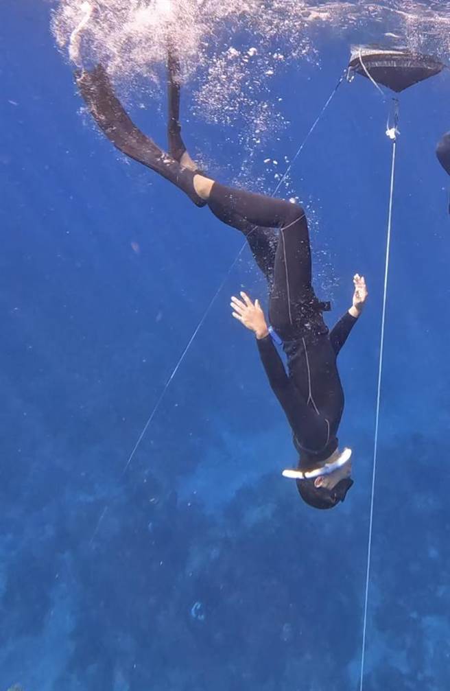 牧森爱上潜水。（周子娱乐提供）