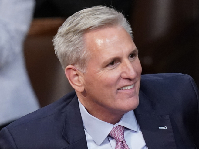 共和党眾议员麦卡锡（Kevin McCarthy）1月6日在第15轮投票中，终于露出笑容。（美联社）