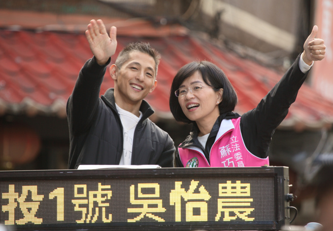 台北市第三選區立委補選倒數1天，民進黨候選人吳怡農（左）提出台北市、新北市汐止區、基隆市行政區域合併政見，遭國民黨候選人王鴻薇批「委屈了」，應該去選總統。對此，吳7日由民進黨立委蘇巧慧（右）陪同下車隊掃街，出發前受訪表示，台北整體行政區域重劃有三個重點，首先，六都跟縣市間的差距愈來愈大，希望縮小；第二，亞洲其他鄰國首都人口都是800萬以上，而台北市不到250萬，整體發展動能不足，希望透過北北基核定提升大台北都競爭力。（張鎧乙攝）