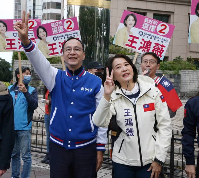 國民黨主席朱立倫（前左）7日陪同國民黨台北市第3選區立委補選候選人王鴻薇（前右）在松江路和民生東路口拜票，尋求大家支持。（趙雙傑攝）