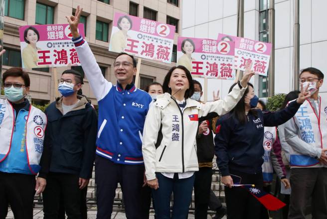 國民黨主席朱立倫（前左）7日陪同國民黨台北市第3選區立委補選候選人王鴻薇（前右）在松江路和民生東路口拜票，尋求大家支持。（趙雙傑攝）