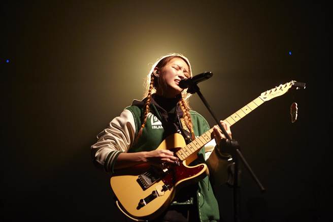 LÜCY表演过程中感伤落泪。（StreetVoice街声、Legacy Taipei 音乐展演空间提供）