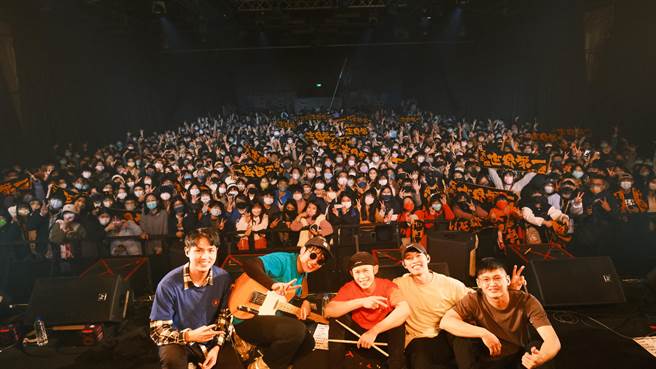 芒果酱乐团与全场歌迷合照。（StreetVoice街声、Legacy Taipei 音乐展演空间提供）