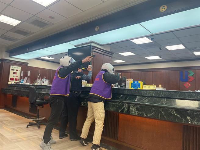 新竹市警一分局昨天作銀行防搶演練，由2名員警假扮持槍搶匪，過程逼真。（新竹市警一分局提供／陳育賢新竹傳真）