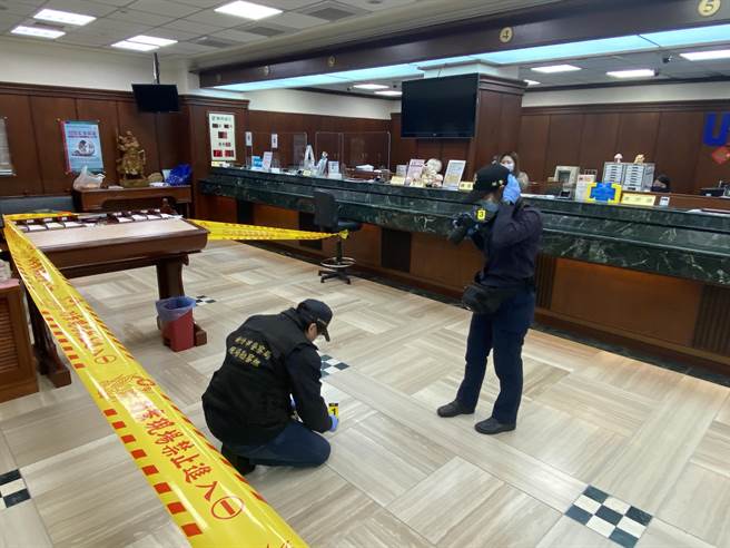 新竹市警一分局昨天作銀行防搶演練，由2名員警假扮持槍搶匪，過程逼真。（新竹市警一分局提供／陳育賢新竹傳真）