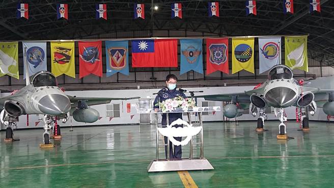 台南市长黄伟哲在停机棚内感谢空军捍卫国家领空，背景有两架经国号战机。（程炳璋摄）