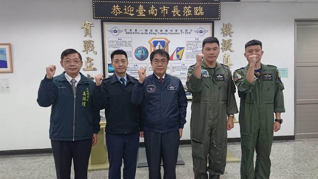 台南市长黄伟哲（中）到台南空军联队参加劳军活动。（程炳璋摄）