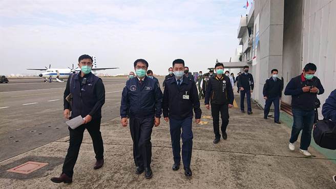 台南市长黄伟哲（左二）在空军联队长江义诚陪同下到停机棚内慰劳国军。（程炳璋摄）