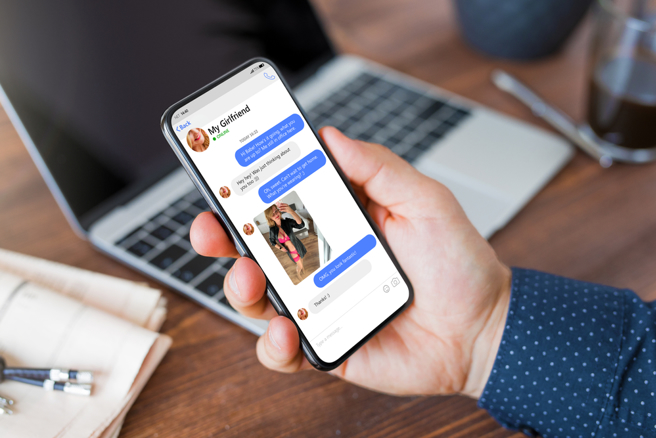 阿公学会使用手机以后，竟然狂搜色色影片。（图／shutterstock）