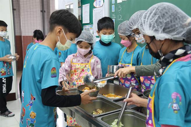 在竹县府与合约供货厂商调度下，9日开始，竹县学生就能吃到第3次石斑鱼。（新竹县府提供／邱立雅竹县传真）