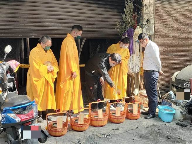 台中大里恶火夺三代5命，家属7日中午忍悲回到火场招魂，其中11岁曹长孙由父母亲与2位法师连掷6、7次才掷出允筊。（潘虹恩摄）