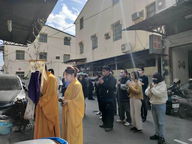 台中大里恶火夺三代5命，家属7日中午忍悲回到火警现场招魂，全程不发一语。（潘虹恩摄）