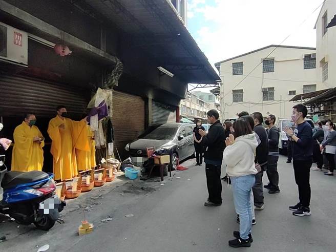 台中大里恶火夺三代5命，家属7日中午忍悲回到火警现场招魂，神情哀戚。（潘虹恩摄）