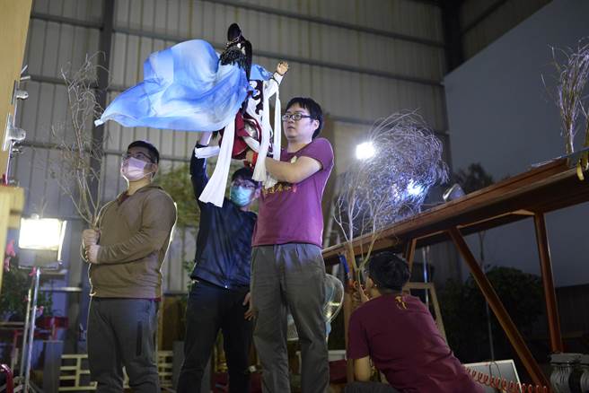 阳明交大布袋戏社创立公司「剑尘影视」，团队睽违3年再推出全新作品，要让戏迷看见布袋戏新世代的希望。(剑尘影视提供)