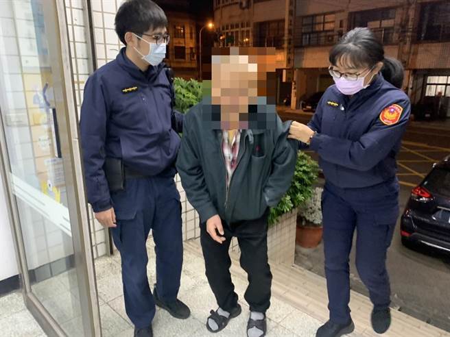 寒冷深夜失智男返家迷途派出所前站立许久，员警热茶暖身并护送返家。(警方提供)