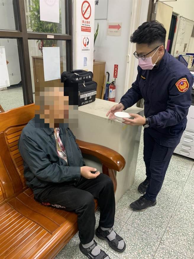 寒冷深夜失智男返家迷途派出所前站立许久，员警热茶暖身并护送返家。(警方提供)