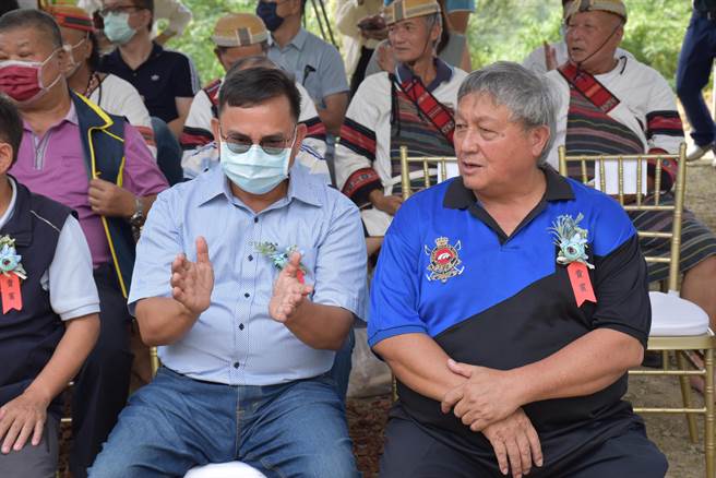 苗栗县泰安乡新科乡长陈吉基（左）本月 4日涉嫌酒驾肇事。（谢明俊摄）