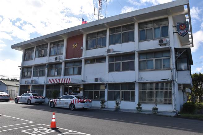 苗栗县泰安乡新科乡长陈吉基本月 4日在国道1号三义交流道涉嫌酒驾肇事，由国道警察泰安分队带回分队侦询过夜。（谢明俊摄）