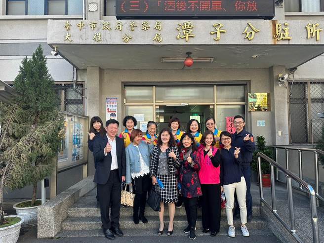 112年加強重要節日安全維護工作起跑，大雅分局慰問協勤警察志工人員。(警方提供)