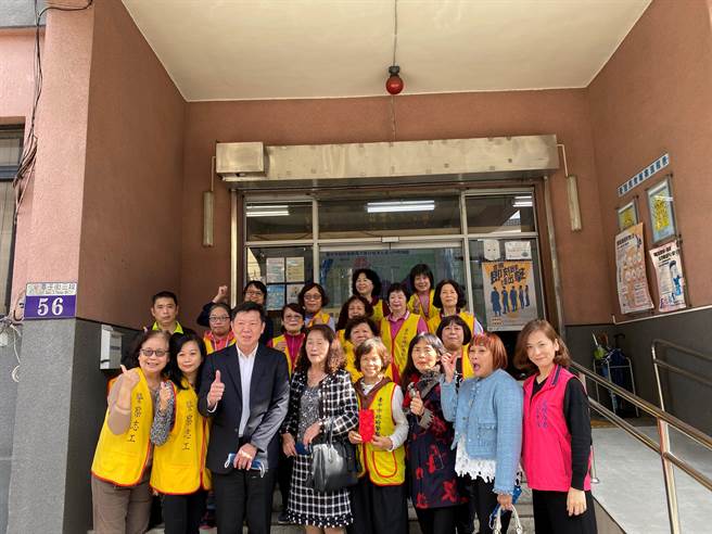 112年加強重要節日安全維護工作起跑，大雅分局慰問協勤警察志工人員。(警方提供)