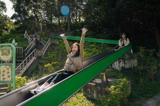 新北市农业局近年积极推动公园改造，希望以「城市觅径」主题，让民眾能在城市运动，其中占地6公顷的中和锦和运动公园紧邻海拔约52.9公尺的中坑山，更有北台湾首座大型滚轮溜滑梯，全长约28公尺。（新北市景观处提供）