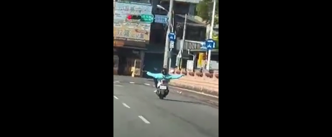台中男骑士「双手展翅」后仰骑车　下场曝光