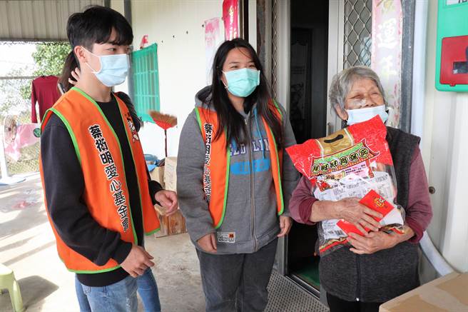 执行长徐海伦表示，在青年志工协助下，「公益青年送爱下乡趣」这次拜访山水81岁陈阿嬷，刚好她日前跌倒摔伤，脸部乌青一大片，大家赶紧帮她联繫卫生所的医疗资源，协助她后续治疗的工作。（张茂雄摄）
