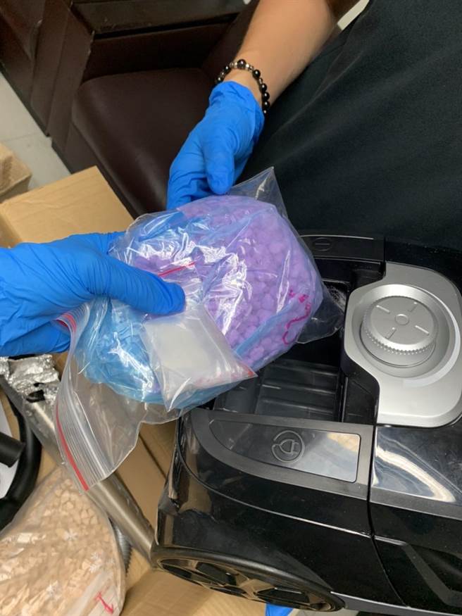 警方從吸塵器內查獲搖頭丸等毒品。(翻攝照片／林郁平台北傳真）