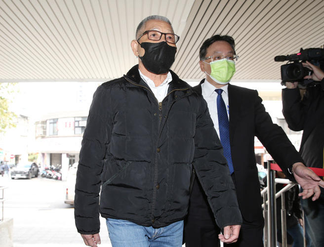 前國民黨中常委蕭景田涉及賄選案，士林地院日前裁定800萬元交保，檢方不服抗告，遭高等法院撤銷原交保裁定發回更裁，士林地院7日再開聲押庭，蕭景田（中）於下午2點多步入士林地院。（姚志平攝）