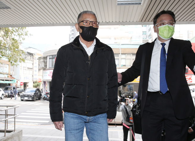 前國民黨中常委蕭景田涉及賄選案，士林地院日前裁定800萬元交保，檢方不服抗告，遭高等法院撤銷原交保裁定發回更裁，士林地院7日再開聲押庭，蕭景田（中）於下午2點多步入士林地院。（姚志平攝）