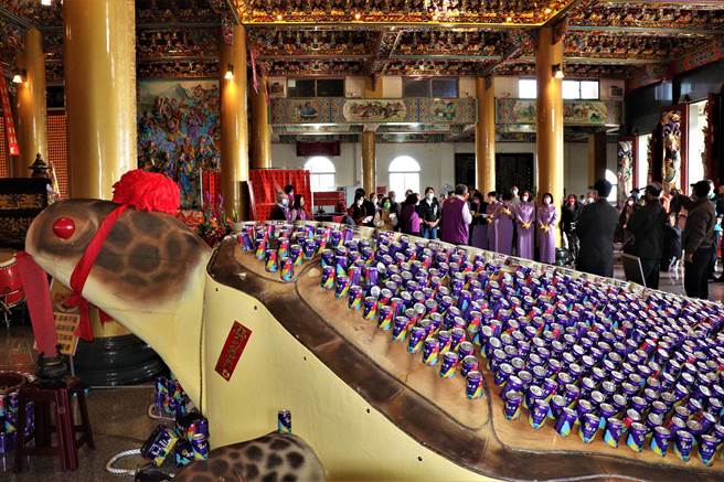 今年紫微宫委托艺术工作者吴飞达设计制作，以台湾啤酒为铺面的祈福平安龟，许多现场民眾打趣道，这只造型维妙维肖的绿蠵龟，不知道会不会「醉不上道」。（张茂雄摄）