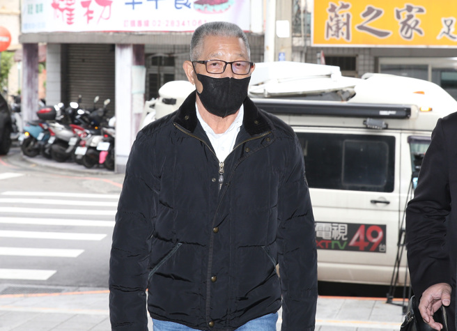 前国民党中常委萧景田涉及贿选案，士林地院日前裁定800万元交保，检方不服抗告，遭高等法院撤销原交保裁定发回更裁，士林地院7日再开声押庭，萧景田（中）于下午2点多步入士林地院。（姚志平摄）