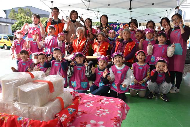 华山基金会与三义乡名人幼儿园一同替百岁人瑞陈阿婆庆生。（谢明俊摄）