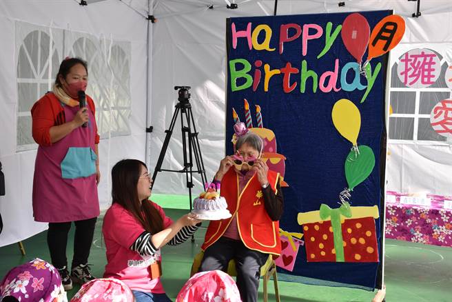 华山基金会与三义乡名人幼儿园一同替百岁人瑞陈阿婆庆生。（谢明俊摄）