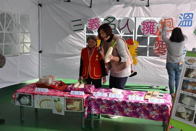 三义乡百岁人瑞陈阿婆亲自教导小朋友做萝卜糕。（谢明俊摄）