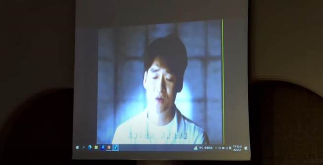 台湾大学今(7)日举行新旧校长交接仪式，台大校长管中闵于致词开始前，在会场内播放同样也是台大校友的知名歌手周华健名曲〈其实不想走〉，引起在场所有人哄堂大笑。(李侑珊翻摄)