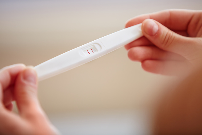 男性若用验孕棒出现两条线，可能是罹患睪丸癌。（示意图/达志影像）