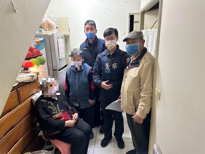 內湖派出所所長陳奕安、員警王少東、內湖里長許昌華等人，一同到華婦家中關懷並提供協助。(翻攝照片／林郁平台北傳真）
