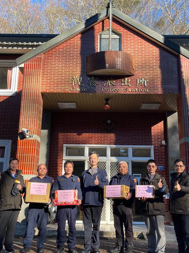 苗栗县警局长陈武康6日赴观雾所慰勤。（苗栗县警局提供／谢明俊苗栗传真）